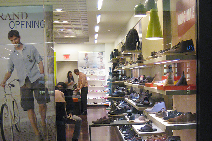 clarks shoes retailers australia